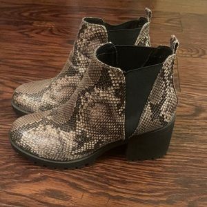 Dirty laundry brown and tan/grey snake skin Lisbon Chelsea boot. Size 8.5